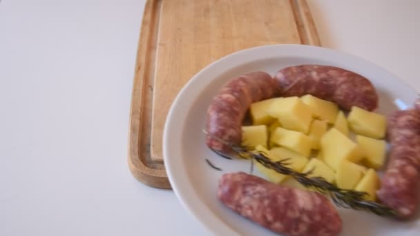 Saucisses Fenouil Avec Garniture Pommes Terre Sur Une Assiette Blanche — Video