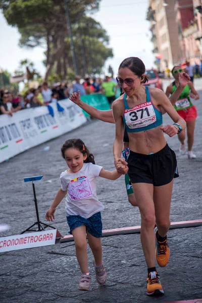 Napoli, İtalya - 5 Haziran 2022 - Telethon için Yaşam Yolu 2022.