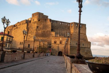 Şafakta Megaride Adası 'ndaki Castel Dell' ovo