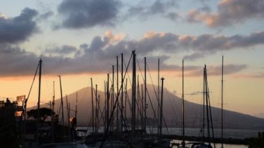 Napoli 'deki Megaride adasından şafak vakti Vezüv manzarası.
