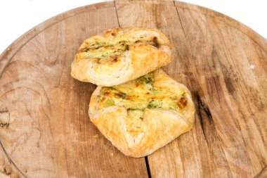 peynir köfte ve ham ahşap plaka üzerinde