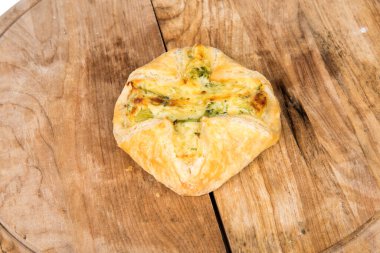 peynir köfte ve ham ahşap plaka üzerinde