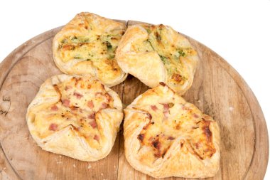 peynir köfte ve ham ahşap plaka üzerinde