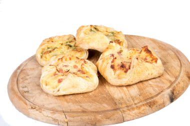 peynir köfte ve ham ahşap plaka üzerinde