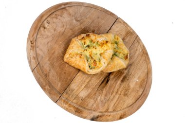 peynir köfte ve ham ahşap plaka üzerinde