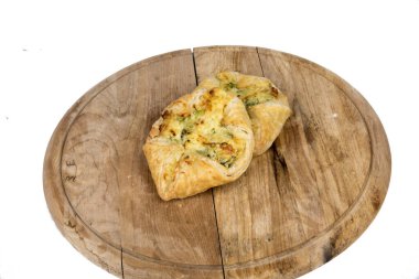 peynir köfte ve ham ahşap plaka üzerinde