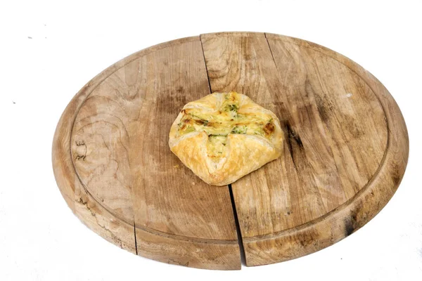 peynir köfte ve ham ahşap plaka üzerinde