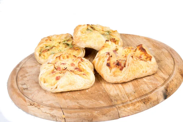 peynir köfte ve ham ahşap plaka üzerinde