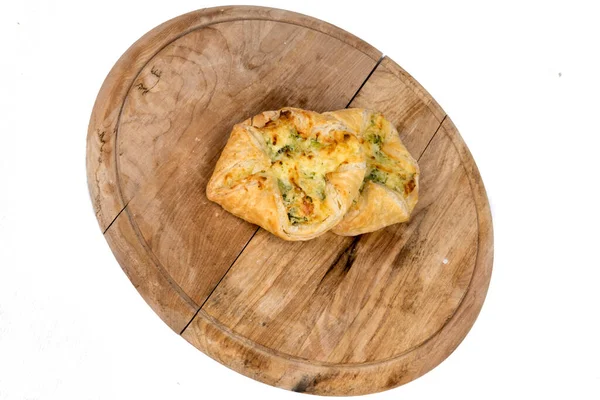 peynir köfte ve ham ahşap plaka üzerinde