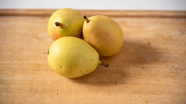 Ripe Yellow Pears Display Wooden Cutting Board Seasonal Fruit — Stock Photo, Image