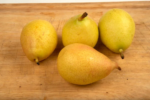 Dojrzałe Żółte Gruszki Desce Krojenia Owoce Sezonowe — Zdjęcie stockowe