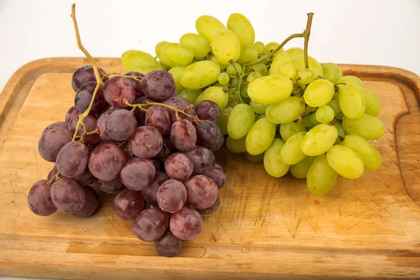 Gele Druiven Rode Druiven Gele Peren Een Houten Snijplank — Stockfoto