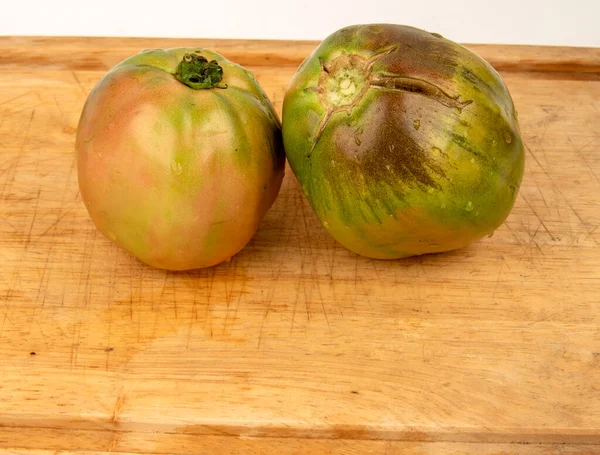 Red Sorrento Bascilic Tomatoes Wooden Cutting Board — Stock Photo, Image