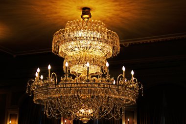 Bir sarayın tavanında asılı avize.