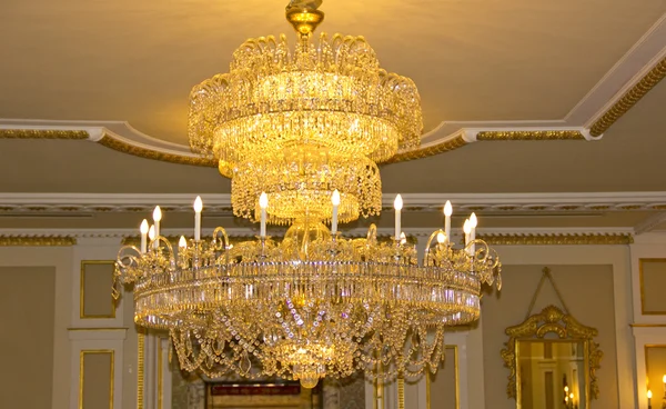 Chandelier hanging under a ceiling in a palace — Stock Photo, Image