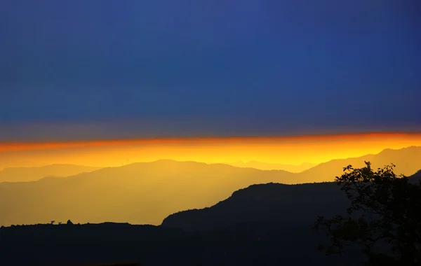 Złoty zachód słońca nad sylwetka Góra (Hiszpania) — Zdjęcie stockowe
