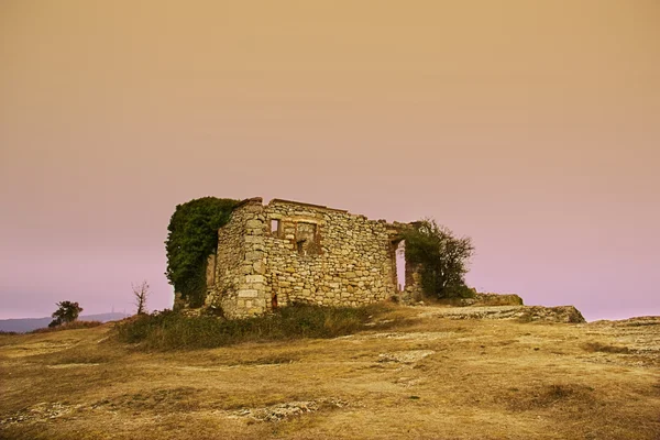 Günbatımında tepeden terk edilmiş evde — Stok fotoğraf