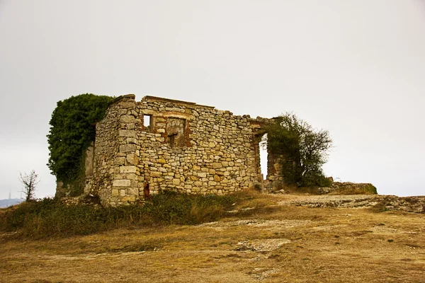 Abandoned house in the hill at sunset — Stock Photo, Image