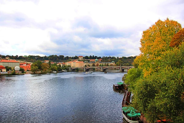 Vista de la ciudad de Praga en otoño, sobre el río Moldava y el cielo nublado —  Fotos de Stock