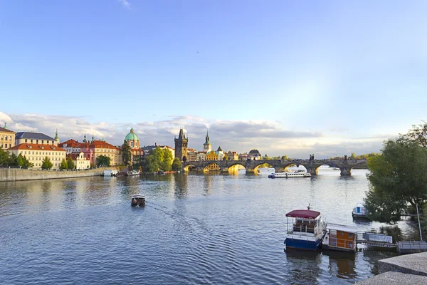 Nasvícený Karlův most za soumraku v Prage (Česká republika) — Stock fotografie