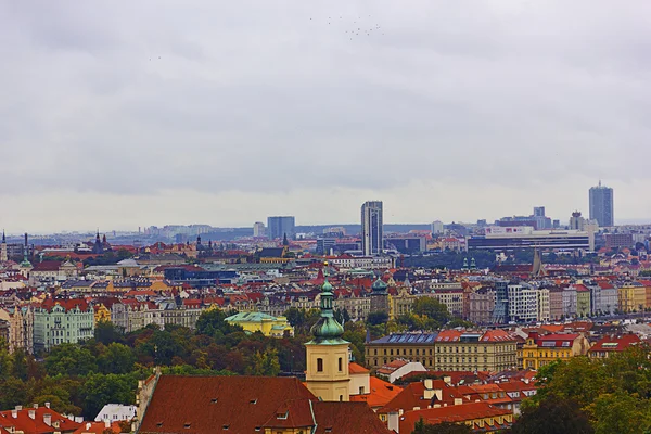 Die Dächer des alten Prag von einem hohen Aussichtspunkt aus — Stockfoto