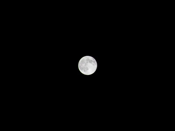 Lua cheia no céu à noite — Fotografia de Stock