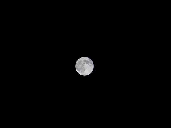 Lua cheia no céu à noite — Fotografia de Stock