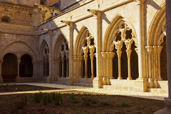 El interior del claustro de Poblet, España — Foto de Stock