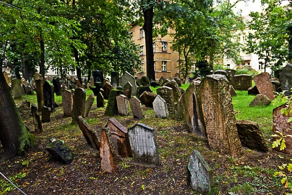 Gravstenar på den gamla judiska kyrkogården i Prag — Stockfoto