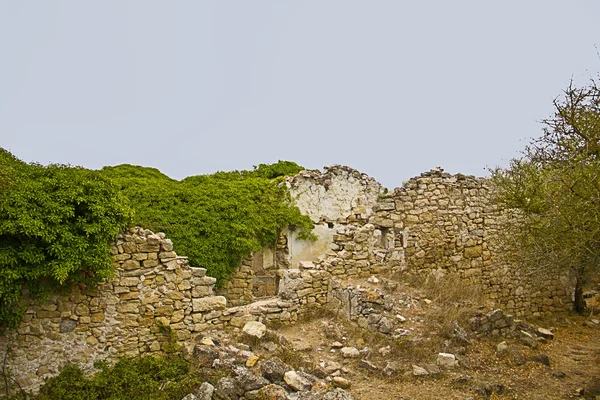 Günbatımında tepeden terk edilmiş evde — Stok fotoğraf