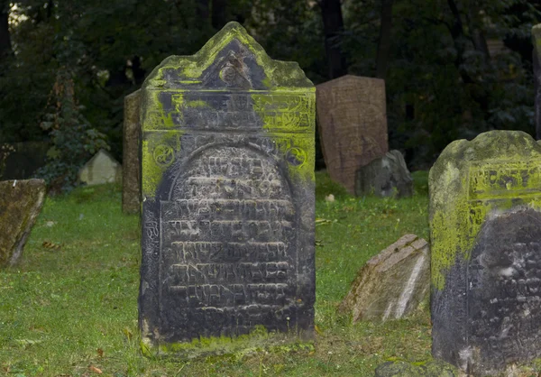 Pierres tombales au vieux cimetière juif de Prague — Photo