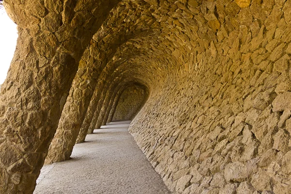 Columnas de piedra en el Parque Güell Barcelona — Foto de Stock