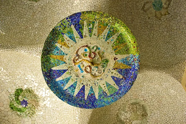 Mozaika ceramiczna w parku Guell (Barcelona) — Zdjęcie stockowe