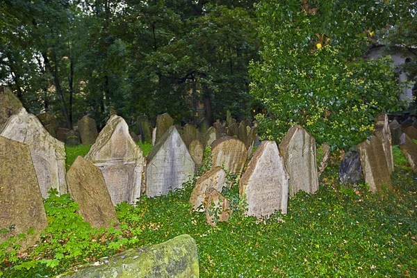 Надгробия на Старом еврейском кладбище в Праге — стоковое фото