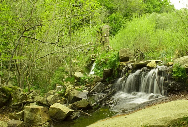 Belle cascade dans les rochers, prise sur un endroit appelé Gualba (Barcelone, Espagne). Petite rivière fraîche et propre, un endroit relaxant dans la montagne — Photo