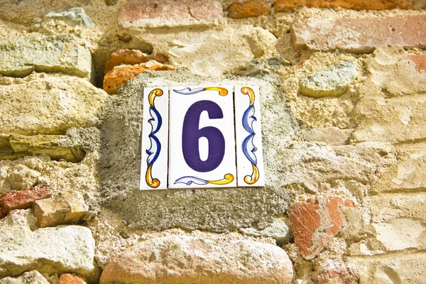 Номер шесть в керамической плитке на улице — стоковое фото