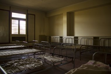 terk edilmiş bir odadaki yatak