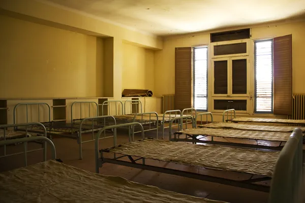 Terk edilmiş bir odadaki yatak — Stok fotoğraf
