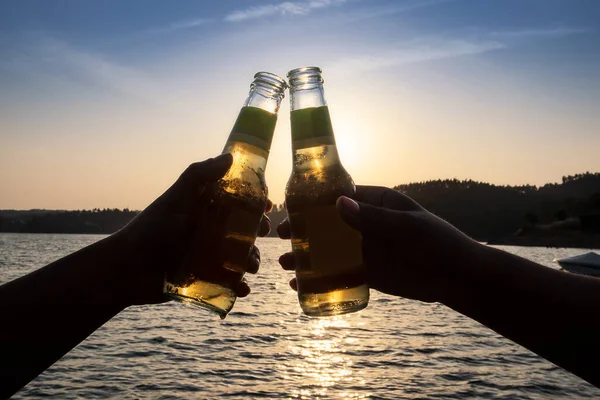Přátelé Připíjejí Řeky Při Západu Slunce Zlatý Drink Royalty Free Stock Fotografie
