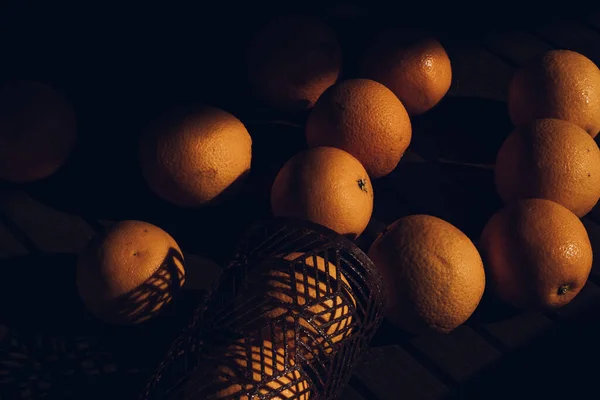 Frutas Naranjas Una Mesa Oscura —  Fotos de Stock