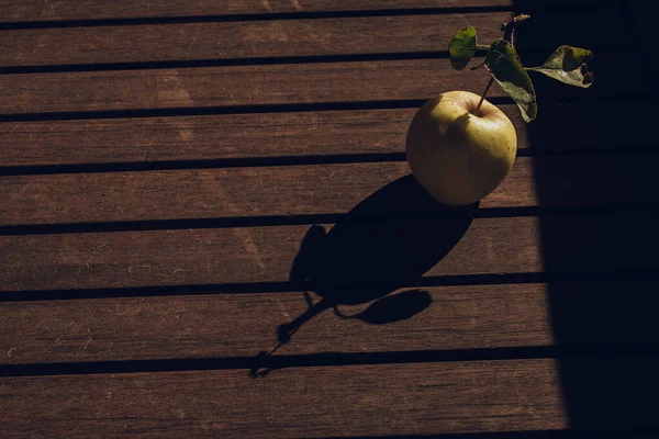 Una Manzana Estando Sobre Una Mesa —  Fotos de Stock