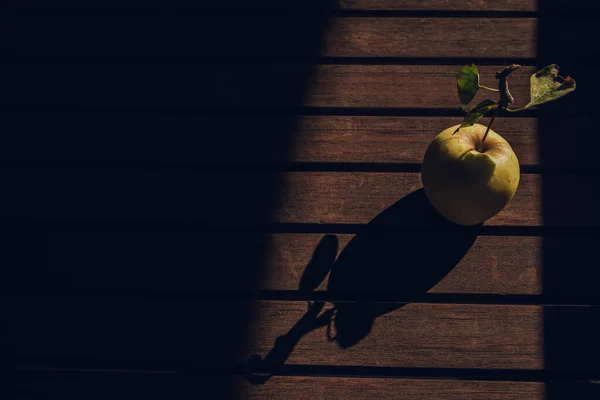 Una Manzana Estando Sobre Una Mesa —  Fotos de Stock