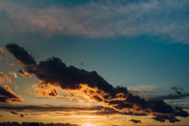 Büyük bir bulutun içinden gün batımı 