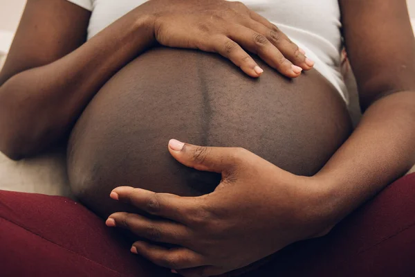 Vientre Embarazada Una Mujer Negra Imagen De Stock
