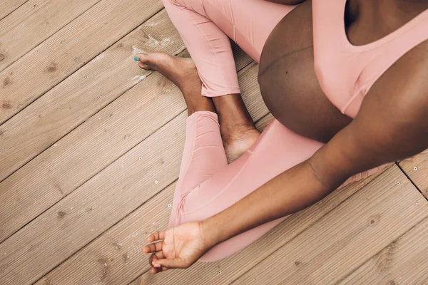 Чёрная Беременная Женщина Занимается Йогой Медитацией — стоковое фото