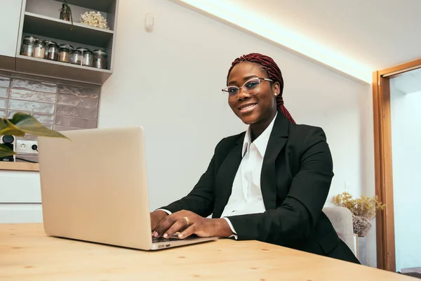 Fekete Üzletasszony Dolgozik Laptop Visel Egy Fehér Ing Stock Fotó
