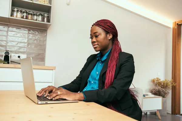 Mujer Negocios Negro Que Trabaja Ordenador Portátil Con Una Camisa Imagen De Stock