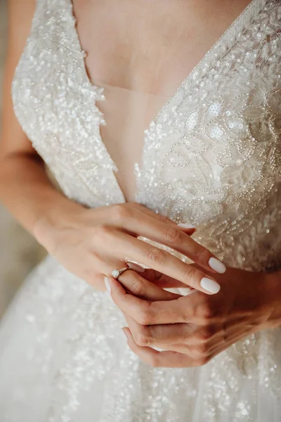 Handen Van Bruid Een Witte Trouwjurk Met Een Gouden Verlovingsring — Stockfoto