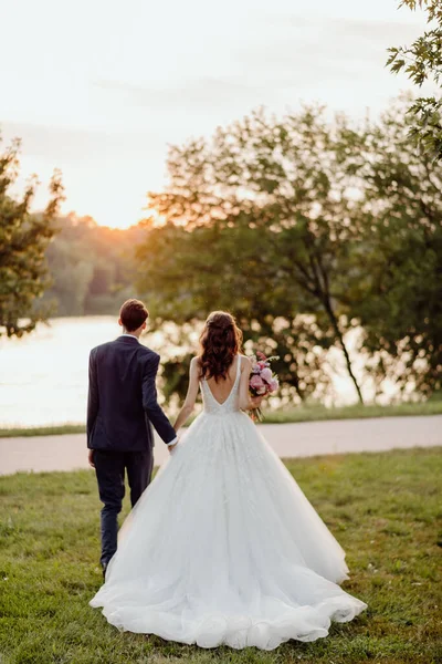 Nevěsta Ženich Jejich Svatební Den Při Západu Slunce Procházka Parku — Stock fotografie