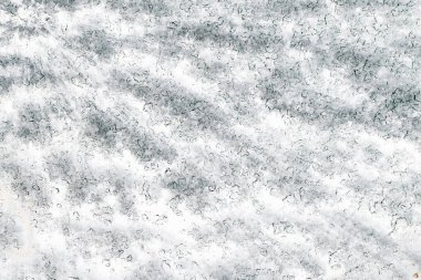Arabanın camları farklı şekillerde donmuş buzla kaplı.